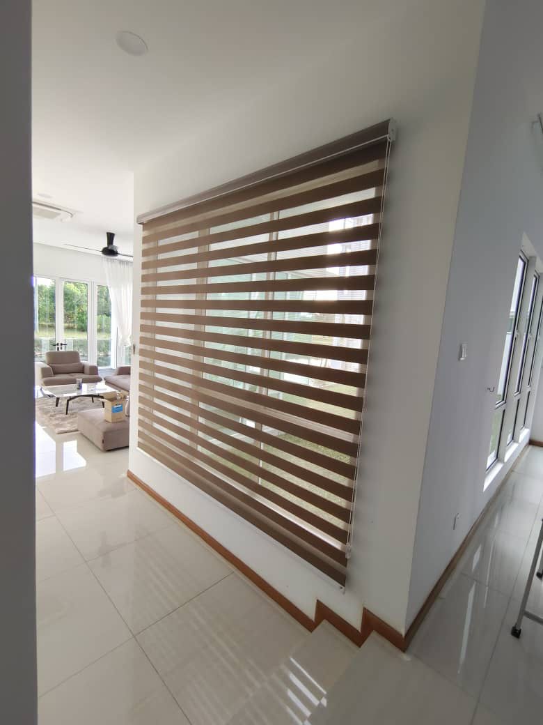 Combi blind balancing light and privacy at a home window