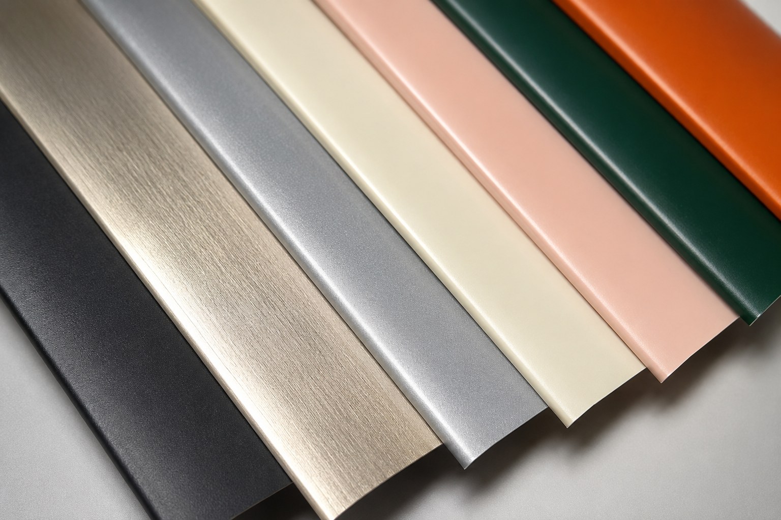 Aluminium Venetian blind with sleek light-toned slats